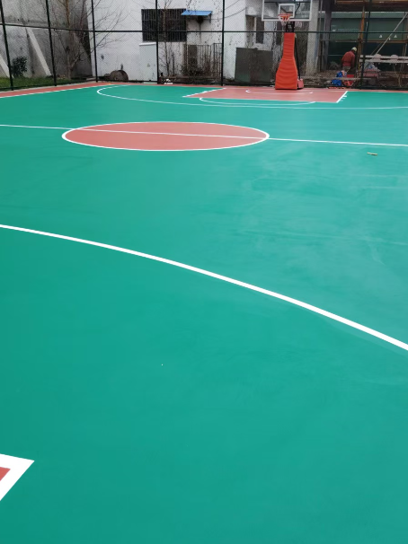 六枝特 球场长期使用易出现地面开裂
